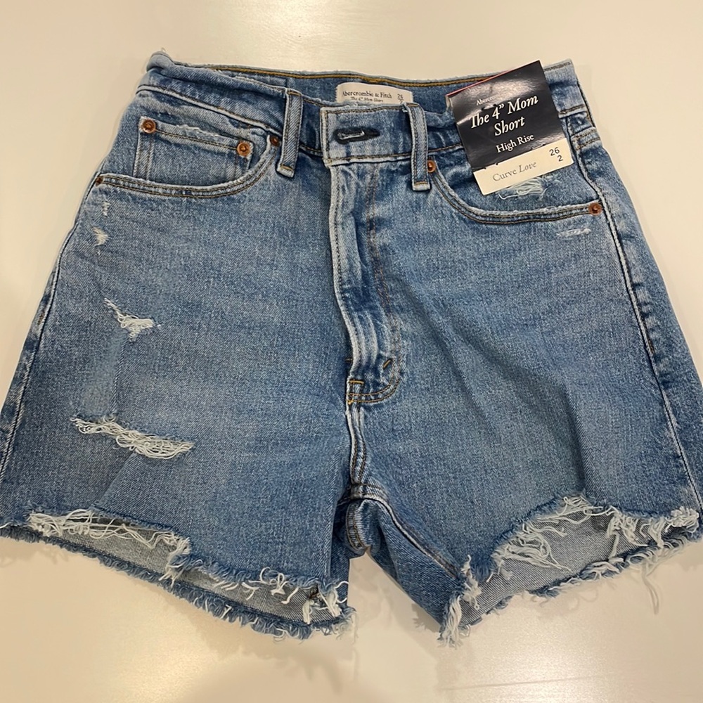 NWT Abercrombie 4” Mom Short